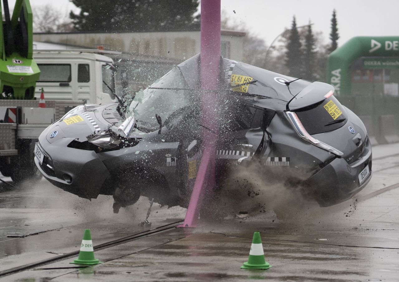 In aktuellen DEKRA Crashtests haben Elektrofahrzeuge (hier der Nissan Leaf beim seitlichen Pfahlanprall mit 75 km/h) ihr hohes Sicherheitsniveau bestÃ¤tigt.